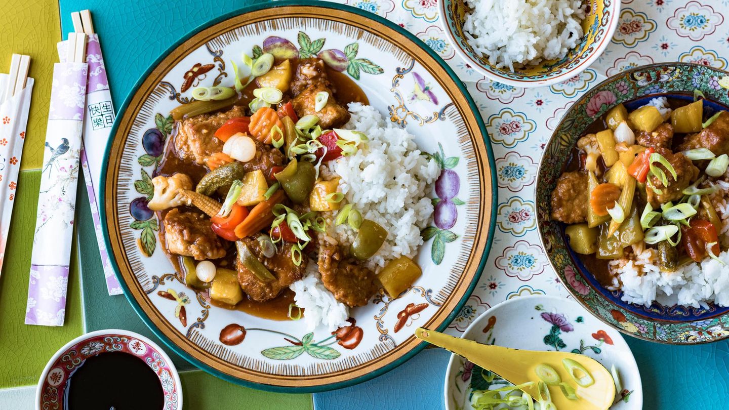 Für die authentische 90er-Optik von Schweinefleisch süß-sauer darf die Sauce ruhig etwas knalliger rot sein – das Ketchup macht's möglich! 