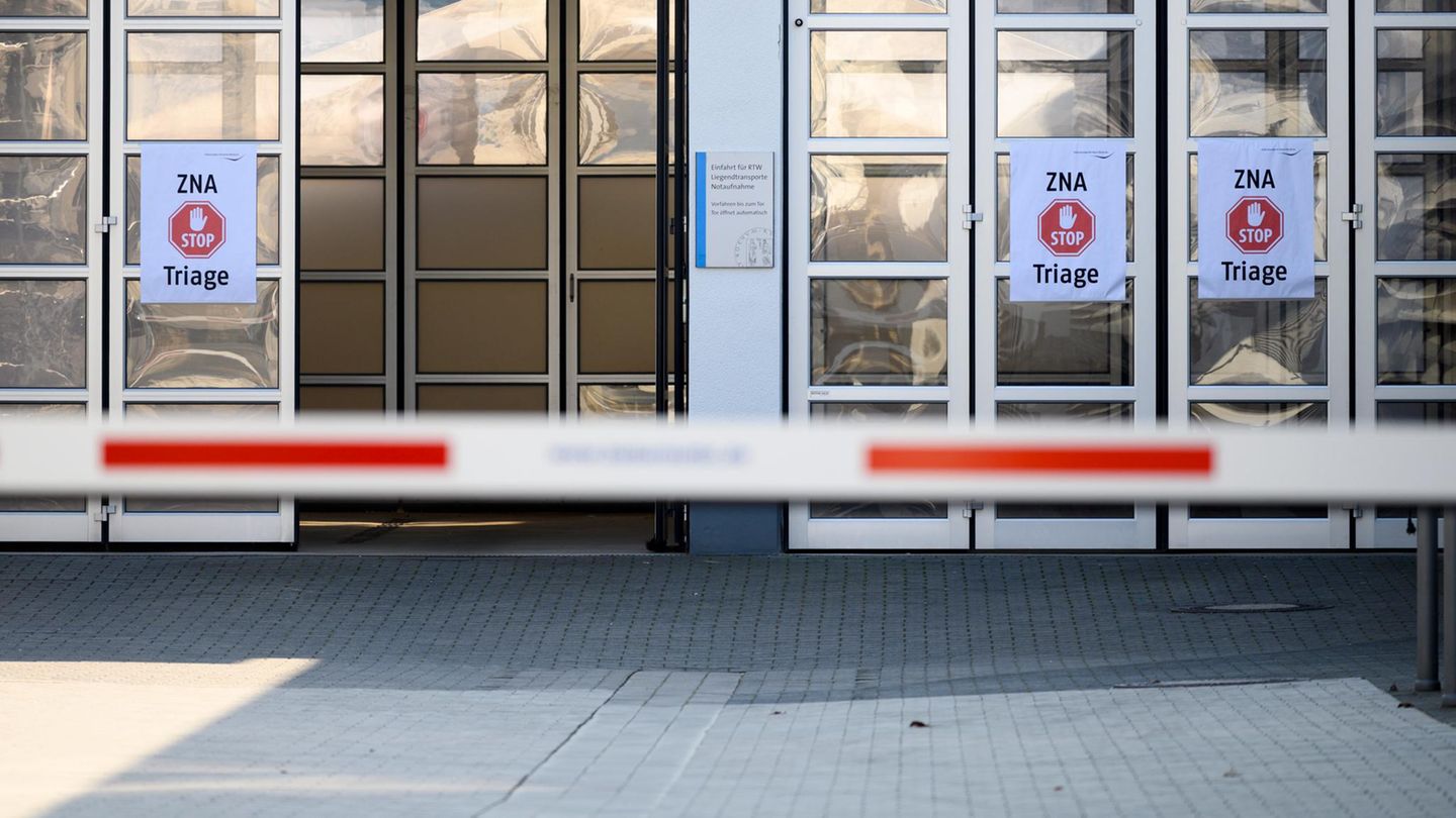 Plakate mit der Aufschrift Triage kleben am Samstag, 28.03.2020, in Bochum an einer Einfahrt zum St. Josef-Hospital