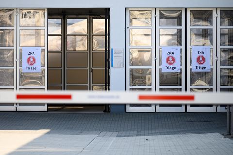 Plakate mit der Aufschrift Triage kleben am Samstag, 28.03.2020, in Bochum an einer Einfahrt zum St. Josef-Hospital