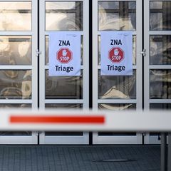 Plakate mit der Aufschrift Triage kleben am Samstag, 28.03.2020, in Bochum an einer Einfahrt zum St. Josef-Hospital