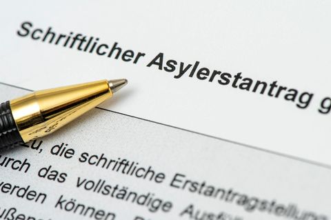 Ein Kugelschreiber liegt auf einem Asylerstantrag