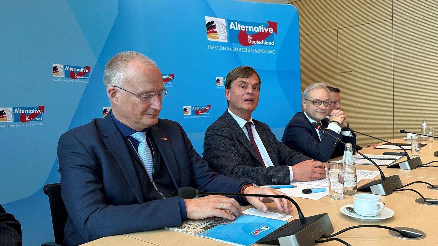 Ein Auto Baumanns war in der Nacht zum Montag vor seinem Haus im Hamburger Westen mutmaßlich angezündet worden. Foto: Jörg Ratzs