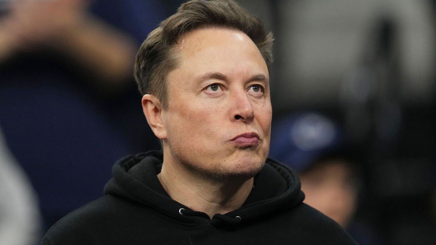 Bekommt erneut Kontra vom norwegischen Öl-Fonds. Elon Musk. (Archivbild) Foto: Matt Rourke/AP/dpa