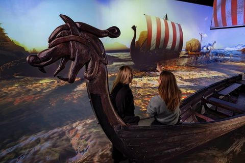 Die neue immersive Ausstellung "Vikings" in Hamburg entführt Besucher in das Zeitalter der Wikinger.