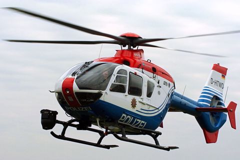 Um den Überblick über die Ausschreitungen zu bewahren, kam auch ein Polizeihubschrauber zum Einsatz. (Symbolbild) Foto: picture