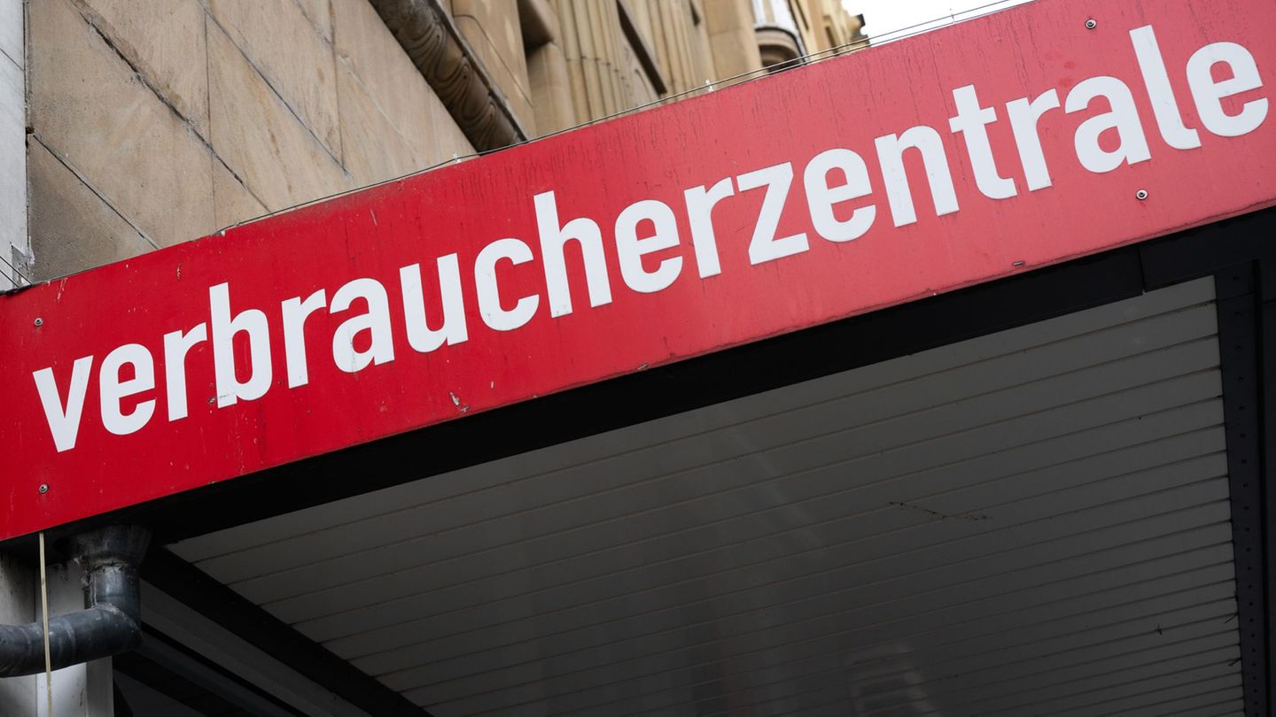 Die Verbraucherzentrale Hessen warnt vor "Kindersekt". (Archivbild) Foto: Boris Roessler/dpa