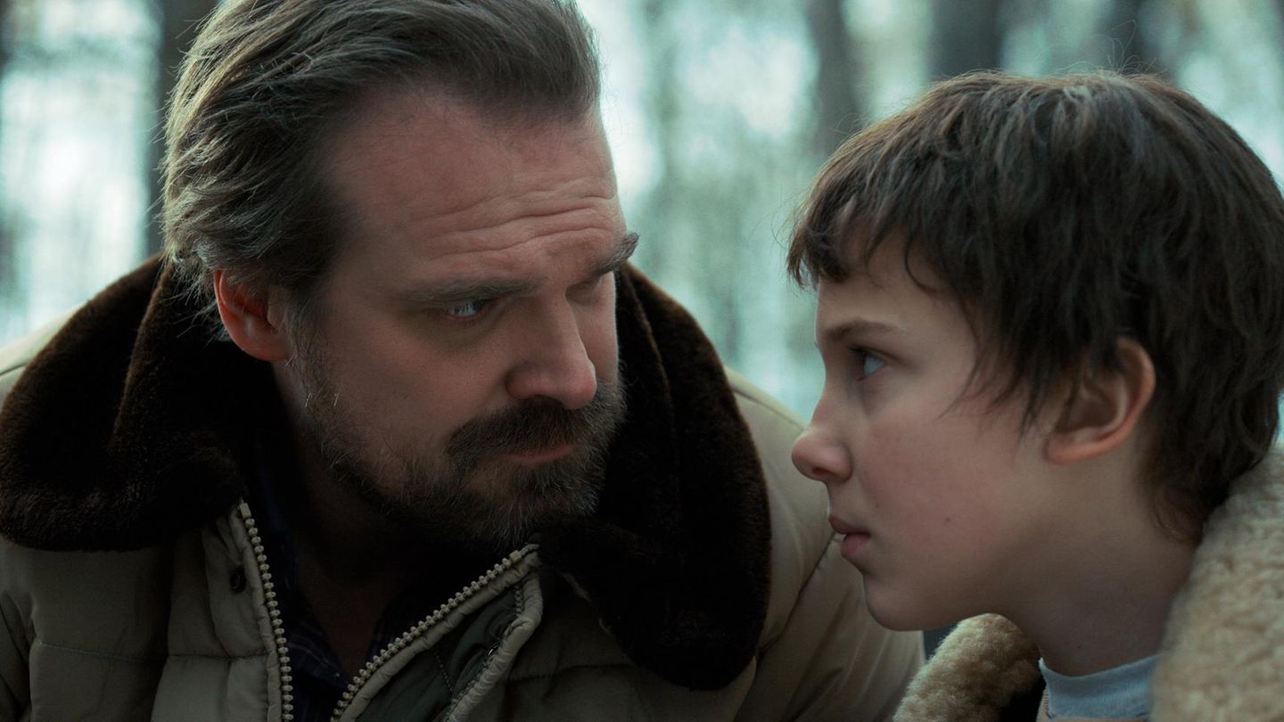 Szene aus der Serie "Stranger Things": David Harbour als Jim Hopper und Millie Bobby Brown als Eleven