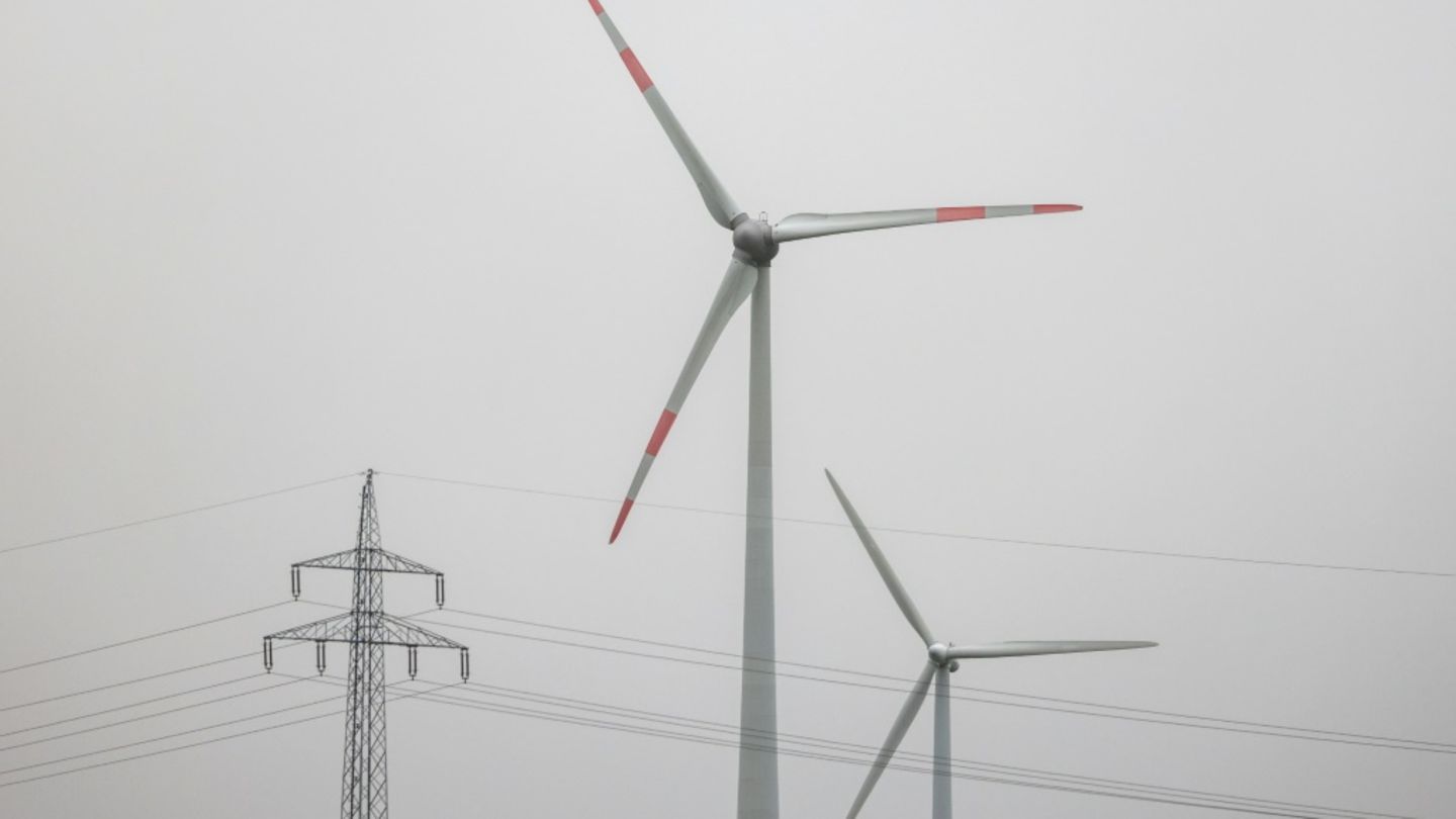 Windräder und Stromleitungen