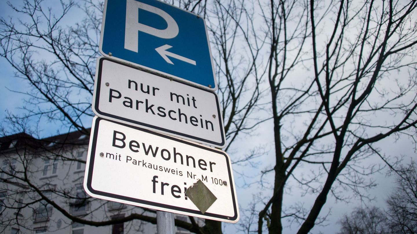 Künftig sollen in Hamburg Kamera-Fahrzeuge eingesetzt werden, um Falschparker etwa in Bewohnerparkzonen zu identifizieren. (Arch