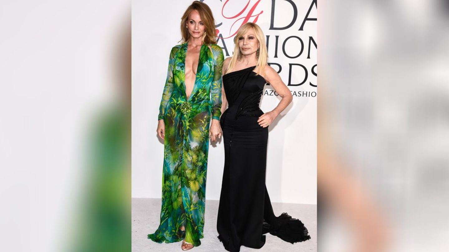 Amber Valletta und Donatella Versace posieren bei den CFDA Fashion Awards 2025.