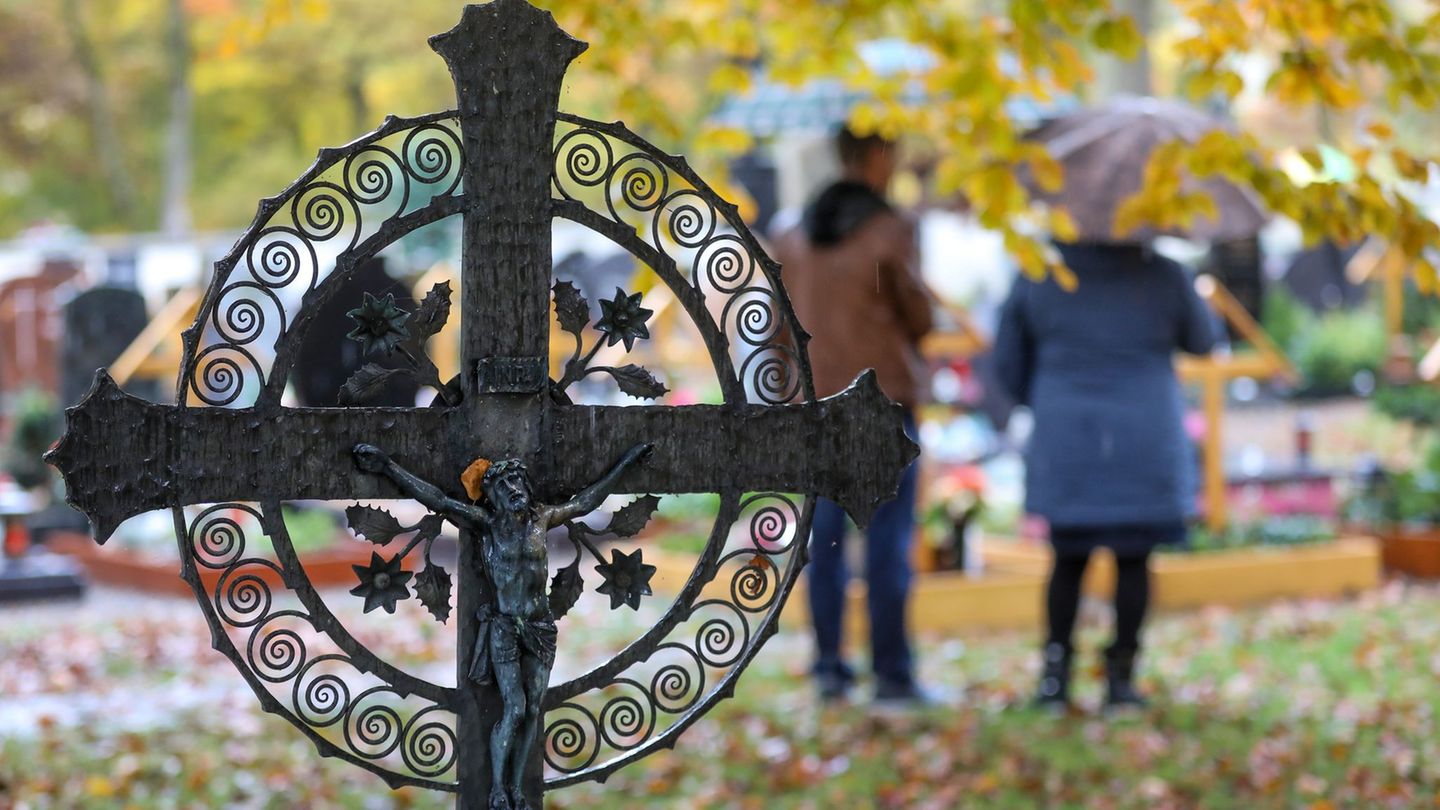 Der Friedhofszwang ist eine gesetzliche Regelung in Deutschland, die vorschreibt, dass Verstorbene grundsätzlich nur auf einem F