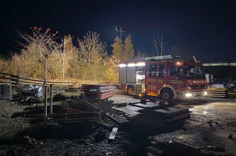 Nach dem Brand eines Obdachlosenlagers, bei dem eine tote Frau gefunden wurde, ermittelt die Polizei, ob es sich dabei um ein Ge