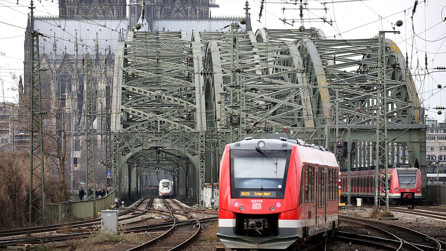 Zum Auftakt der Karnevalssession sollen wieder mehr Nahverkehrszüge im Einsatz sein. (Archivbild) Foto: Oliver Berg/dpa