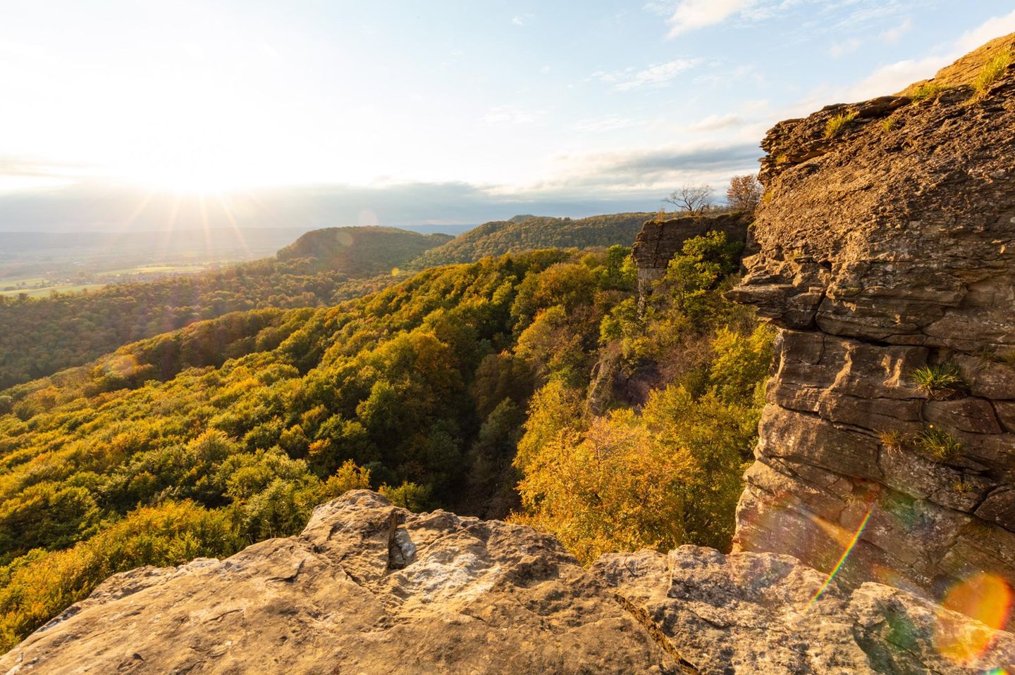 Weserbergland mit Felsen