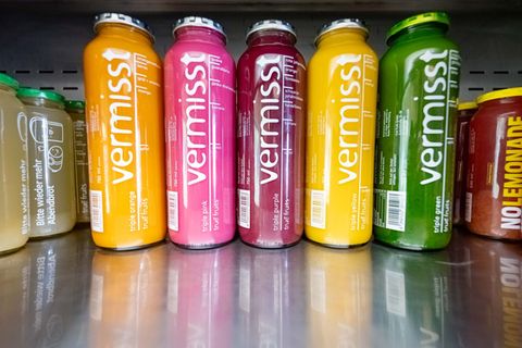 "Vermisst" steht groß auf den Smoothie-Flaschen von True Fruits - auf der Rückseite wird mit Fotos nach zwei seit Jahren vermiss