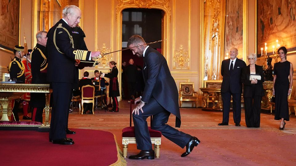 King Charles schlägt David Beckham zum Ritter