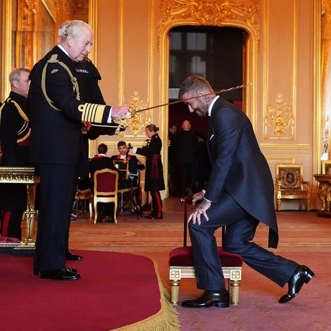 King Charles schlägt David Beckham zum Ritter