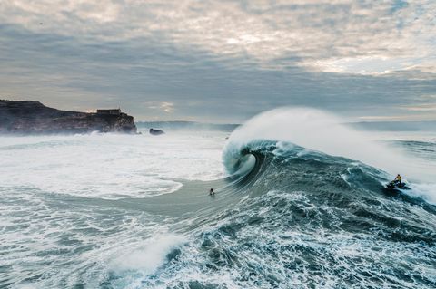 Surfer vor Riesenwelle