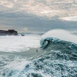 Surfer vor Riesenwelle