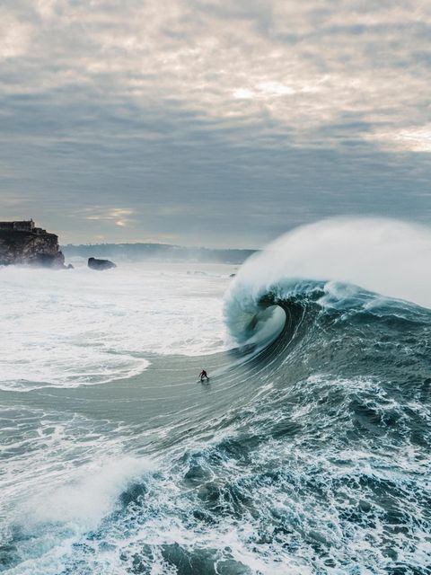 Surfer vor Riesenwelle
