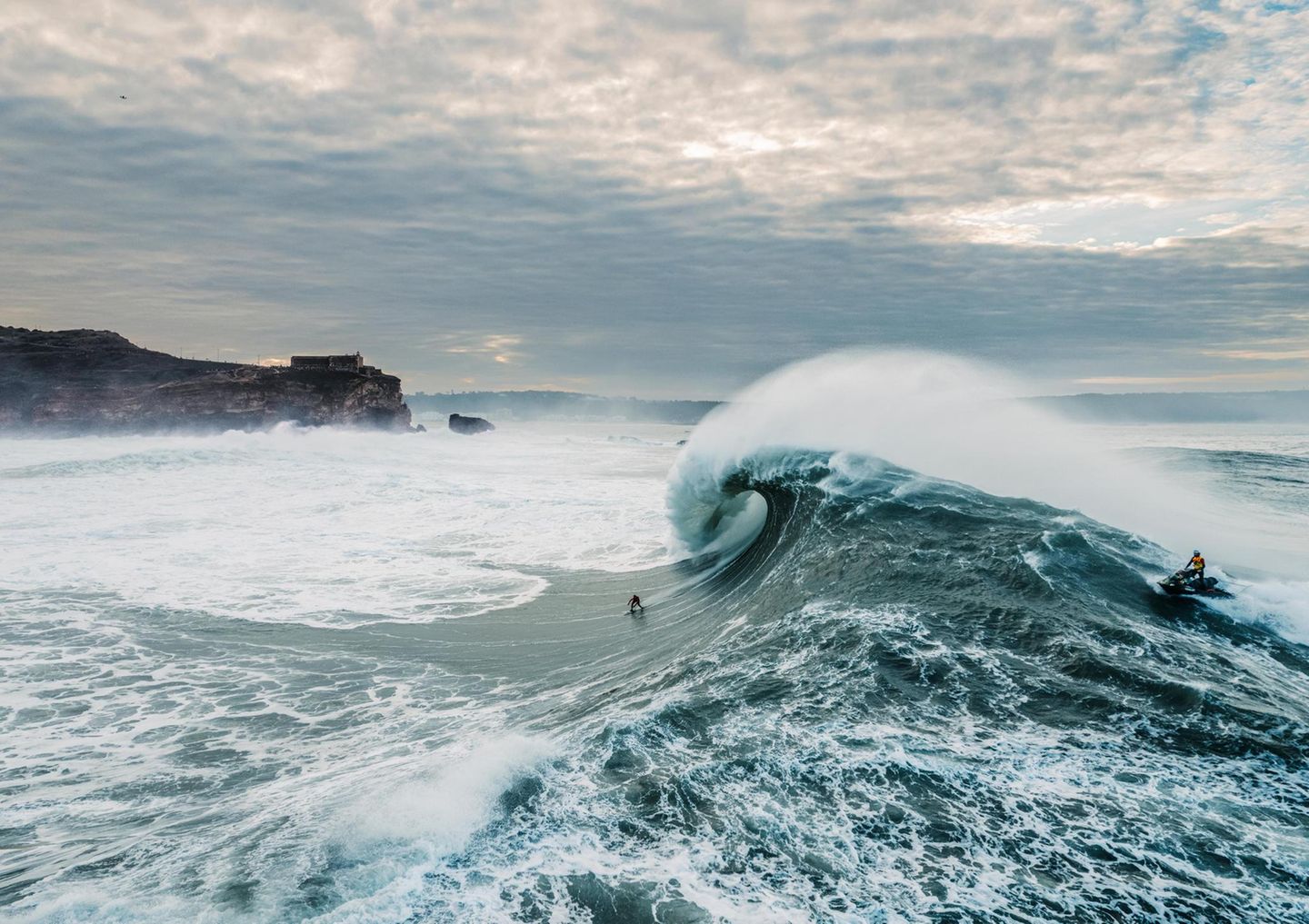 Surfer vor Riesenwelle