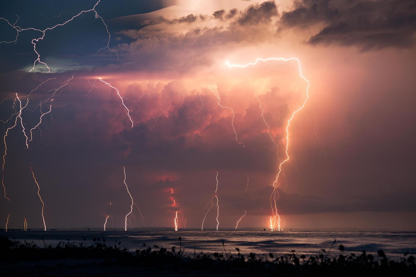 Blitze vor rosa Himmel