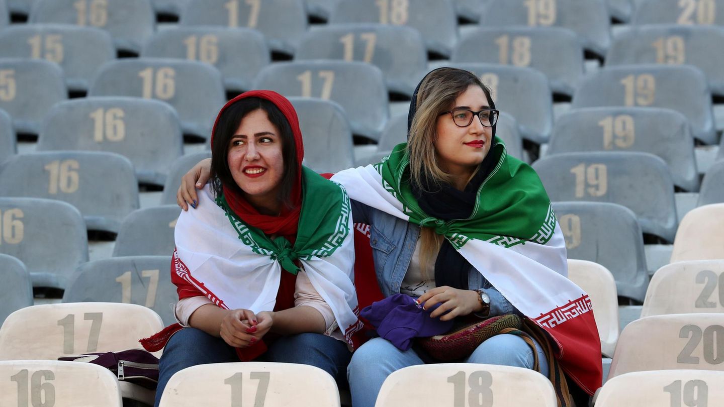 Zwei Frauen sitzen während der WM-Qualifikation 2019 in Teheran im Iran in einem Fußballstadion