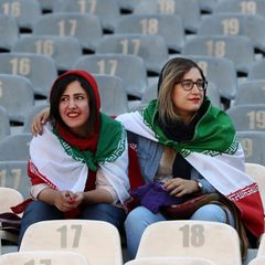 Zwei Frauen sitzen während der WM-Qualifikation 2019 in Teheran im Iran in einem Fußballstadion