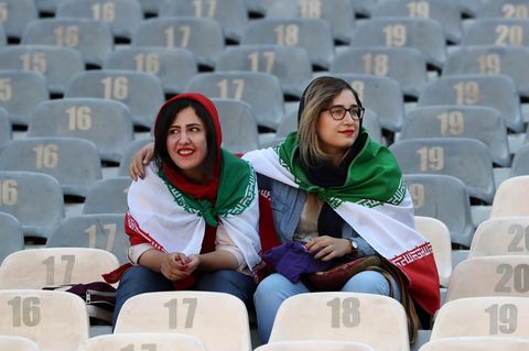 Zwei Frauen sitzen während der WM-Qualifikation 2019 in Teheran im Iran in einem Fußballstadion