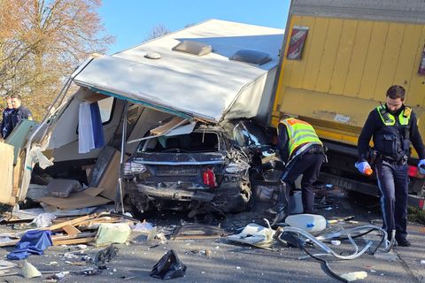 Der Wohnwagen wurde bei dem Unfall auf das Auto geschleudert. Foto: Helmut Degenhart/zema-medien/dpa