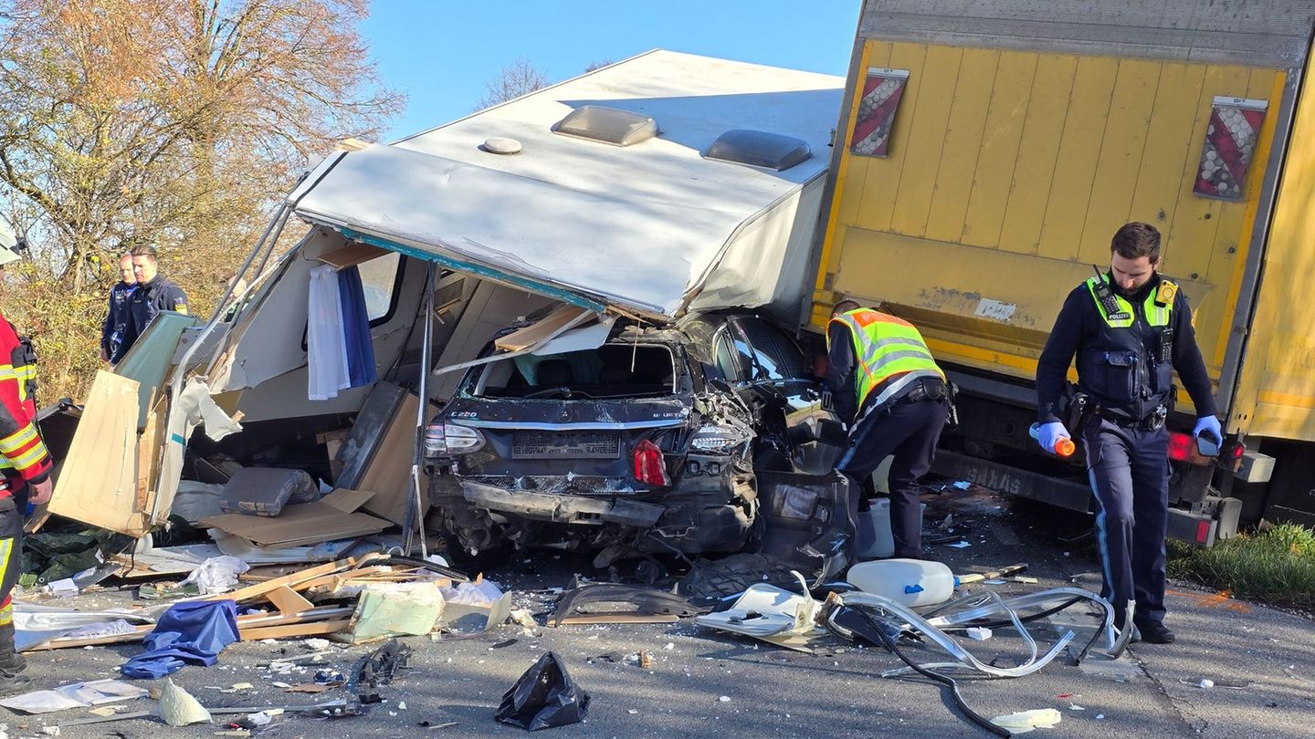 Der Wohnwagen wurde bei dem Unfall auf das Auto geschleudert. Foto: Helmut Degenhart/zema-medien/dpa