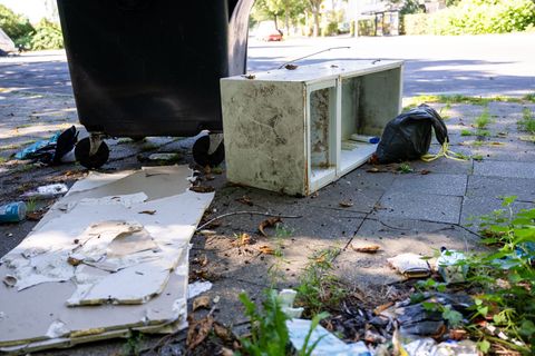 In Berlin finden es viele Menschen normal, Sperrmüll einfach auf der Straße zu entsorgen. (Archivbild) Foto: Christophe Gateau/d