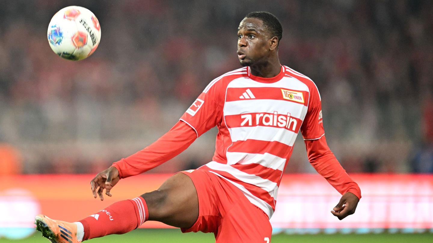 Beendete das Training angeschlagen: Union-Stürmer Ilyas Ansah. (Archivbild) Foto: Soeren Stache/dpa