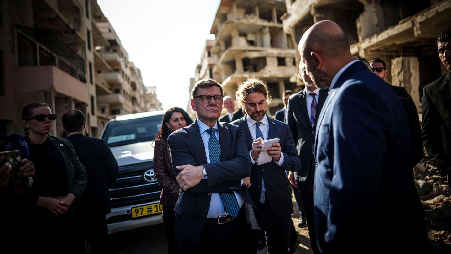 Außenminister in Trümmern: Johann Wadephul bei seinem Besuch in einem zerstörten Vorort von Damaskus