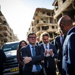 Außenminister in Trümmern: Johann Wadephul bei seinem Besuch in einem zerstörten Vorort von Damaskus