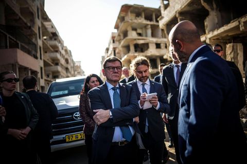 Außenminister in Trümmern: Johann Wadephul bei seinem Besuch in einem zerstörten Vorort von Damaskus