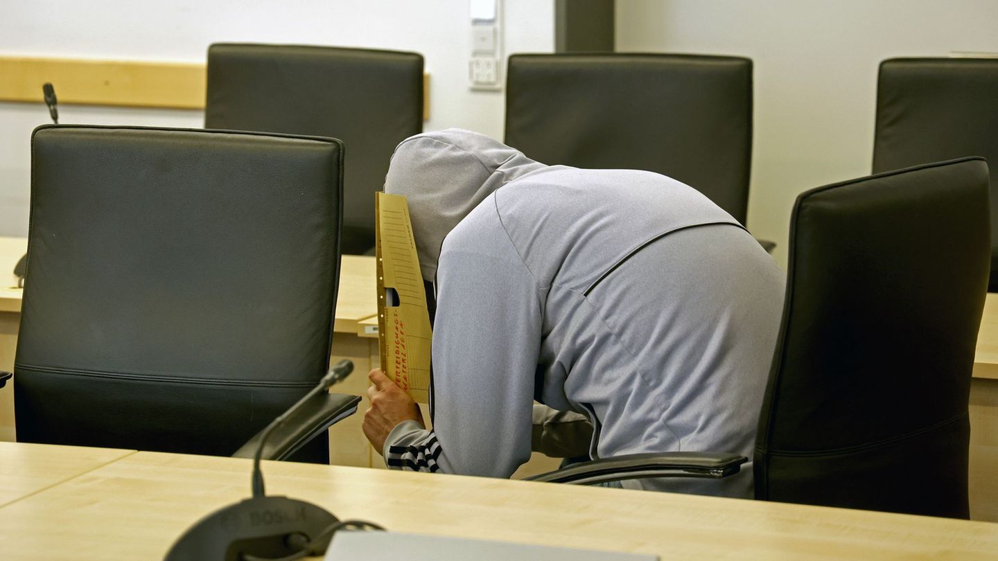 Der Angeklagte vor der Urteilsverkündung im Rostocker Landgericht. Foto: Bernd Wüstneck/dpa