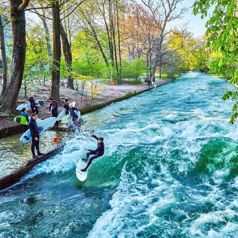 Surfer auf der Eisbachwelle in München