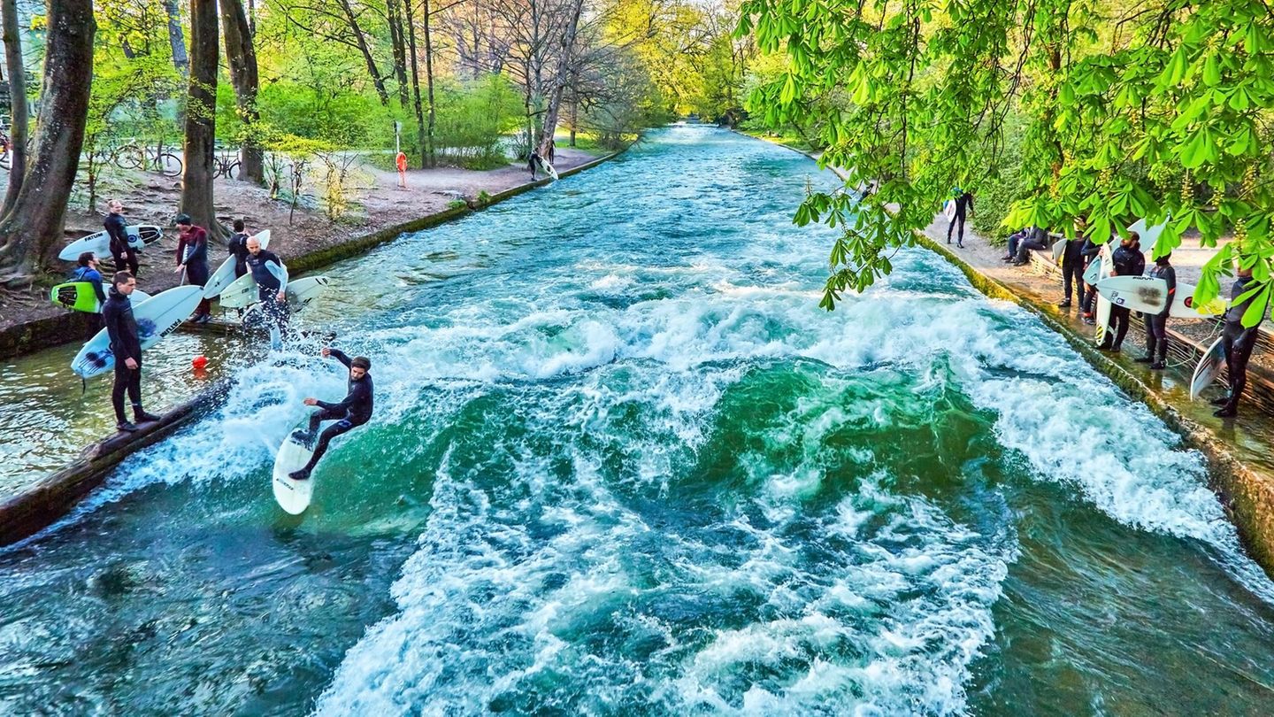 Surfer auf der Eisbachwelle in München