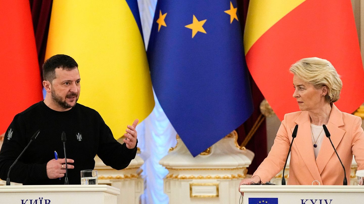 Will einen schnellen EU-Beitritt: Der ukrainische Präsident Wolodymyr Selenskyj, hier bei einer Pressekonferenz mit EU-Kommissio