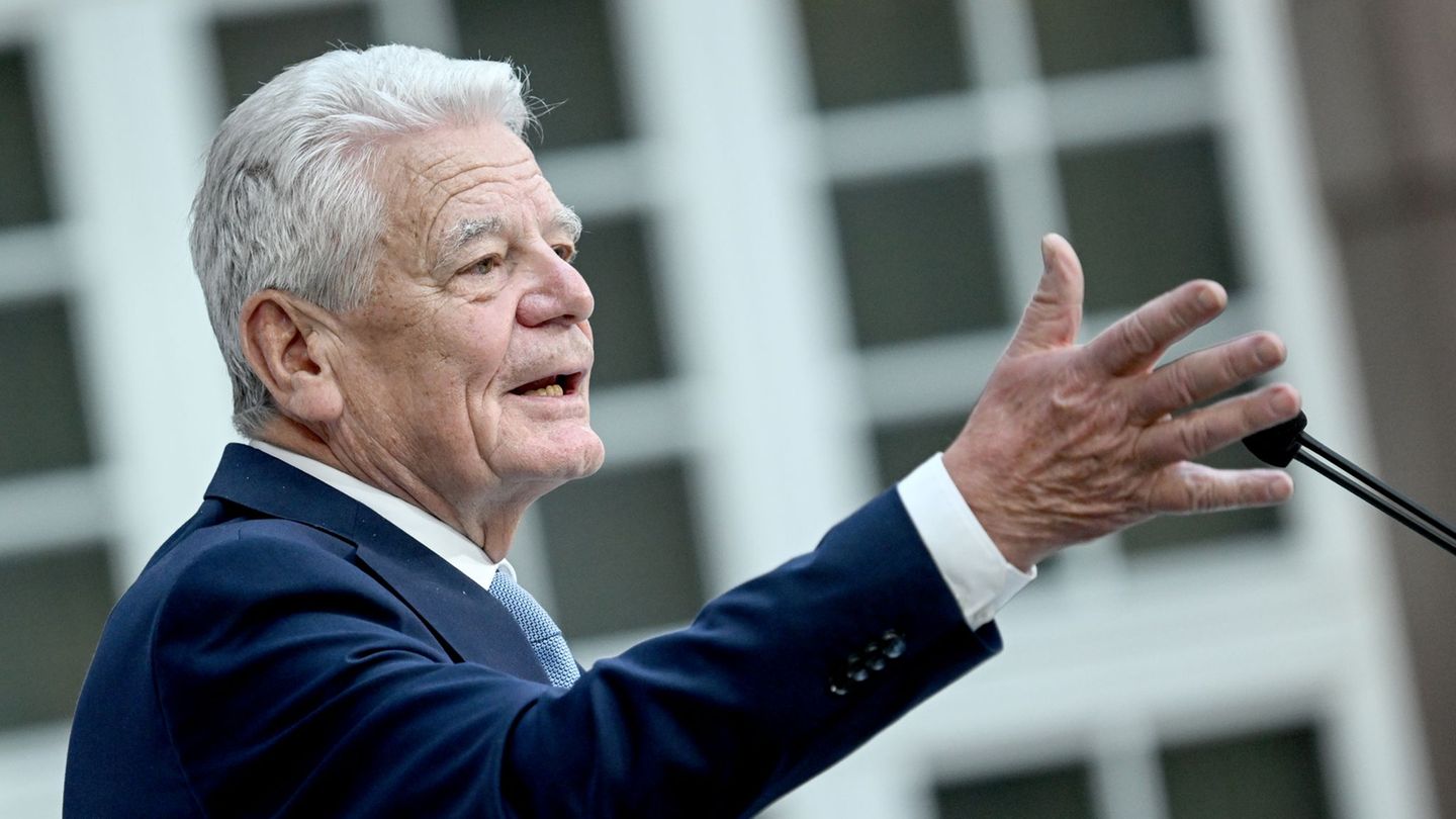 Gauck ruft zum Verteidigen der freiheitlichen Demokratie auf. Foto: Britta Pedersen/dpa