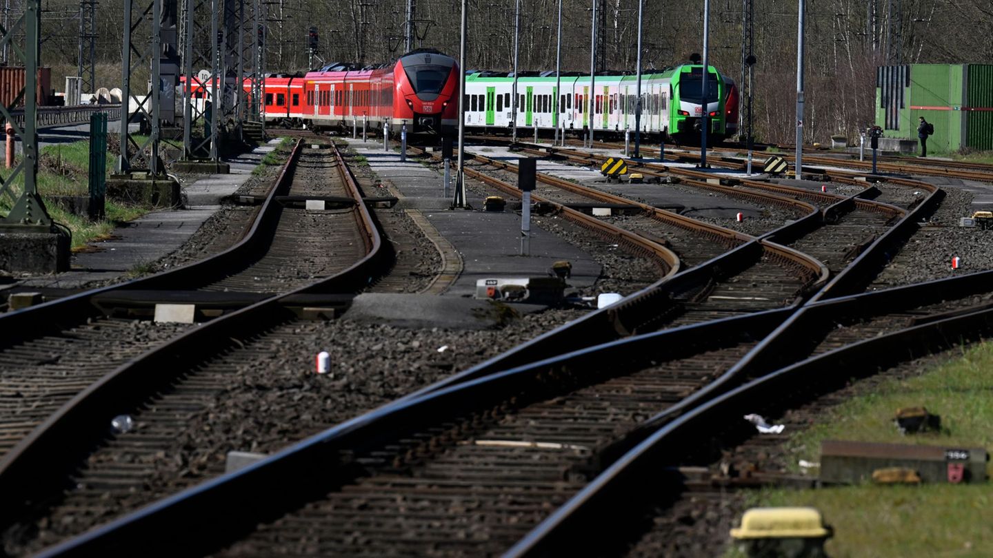 Die Bahn repariert die Strecke zwischen Wuppertal und Hagen. Das hat Auswirkungen für die Reisenden. (Symbolbild) Foto: Roberto