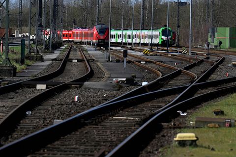 Die Bahn repariert die Strecke zwischen Wuppertal und Hagen. Das hat Auswirkungen für die Reisenden. (Symbolbild) Foto: Roberto