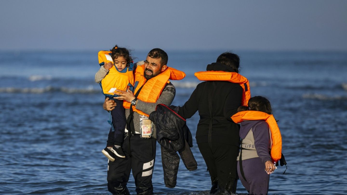 Migrantenfamilie am Ärmelkanal