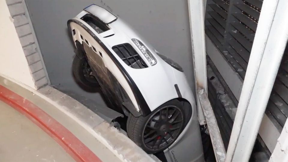 Parkhaus-Unfall: 90-Jähriger stürzt mit Porsche in Luftschacht