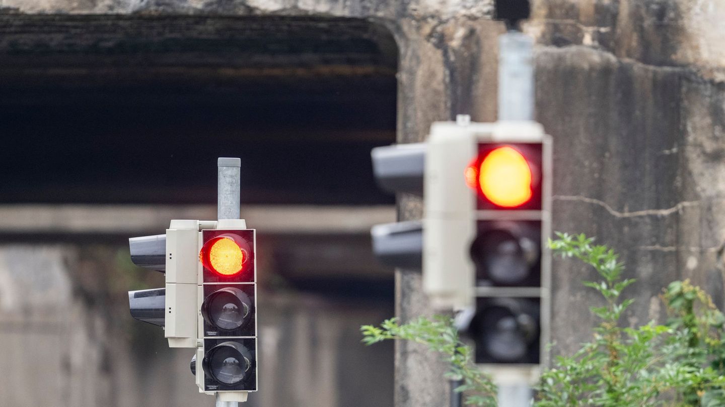 Ampeln fallen in Berlin oft ganz aus. (Archivfoto) Foto: David Inderlied/dpa