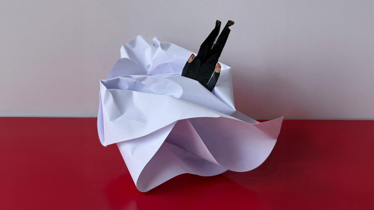 ein Papierknäeul, in den ein Pappfigur gesteckt ist