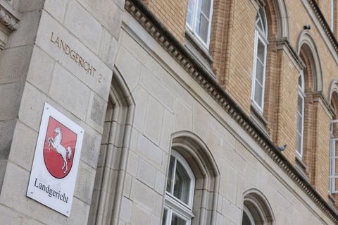 Wegen des Vorwurfs, Kolleginnen sexuell belästigt zu haben, steht ein Richter vor Gericht. (Symbolbild) Foto: David Ebener/dpa