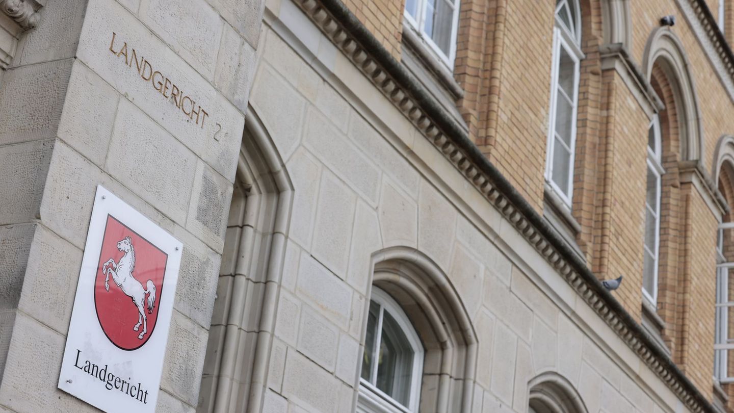 Wegen des Vorwurfs, Kolleginnen sexuell belästigt zu haben, steht ein Richter vor Gericht. (Symbolbild) Foto: David Ebener/dpa