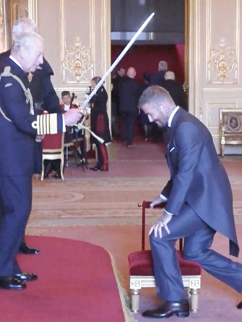 Szene im Video: Hier wird David Beckham zum Ritter geschlagen